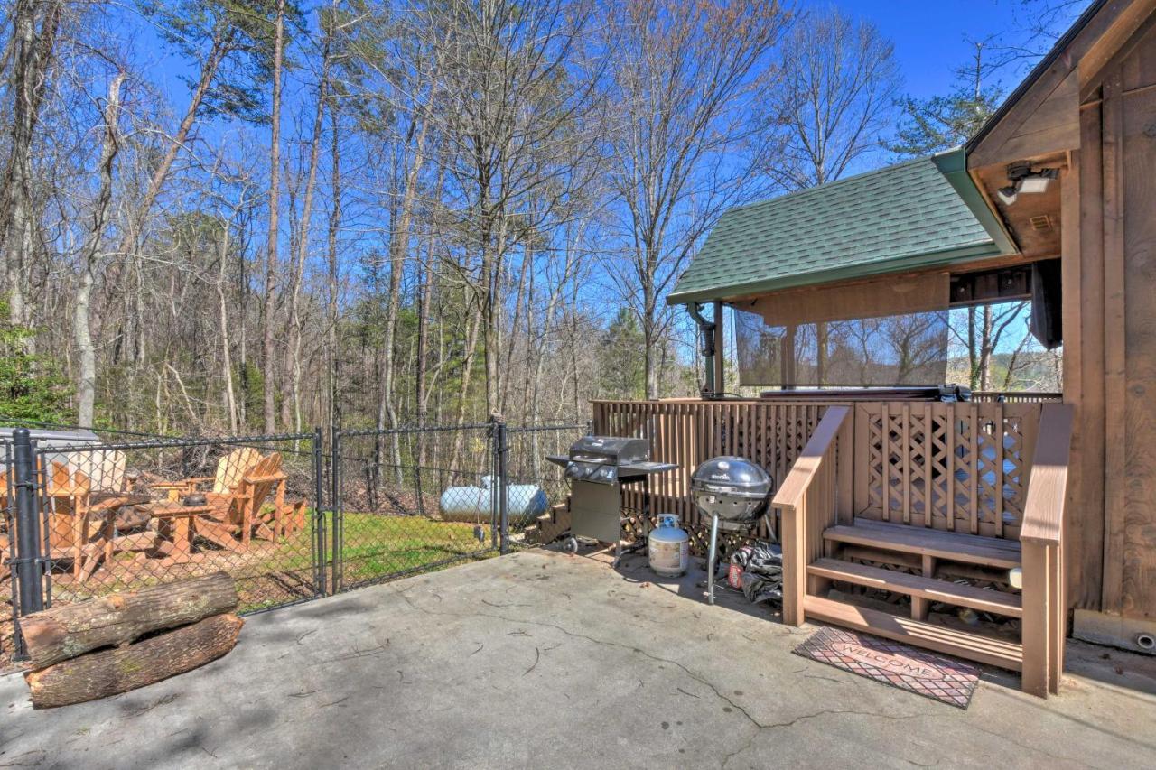 Helen Cabin With Deck And Hot Tub Less Than Half Mi To Main St Exterior photo
