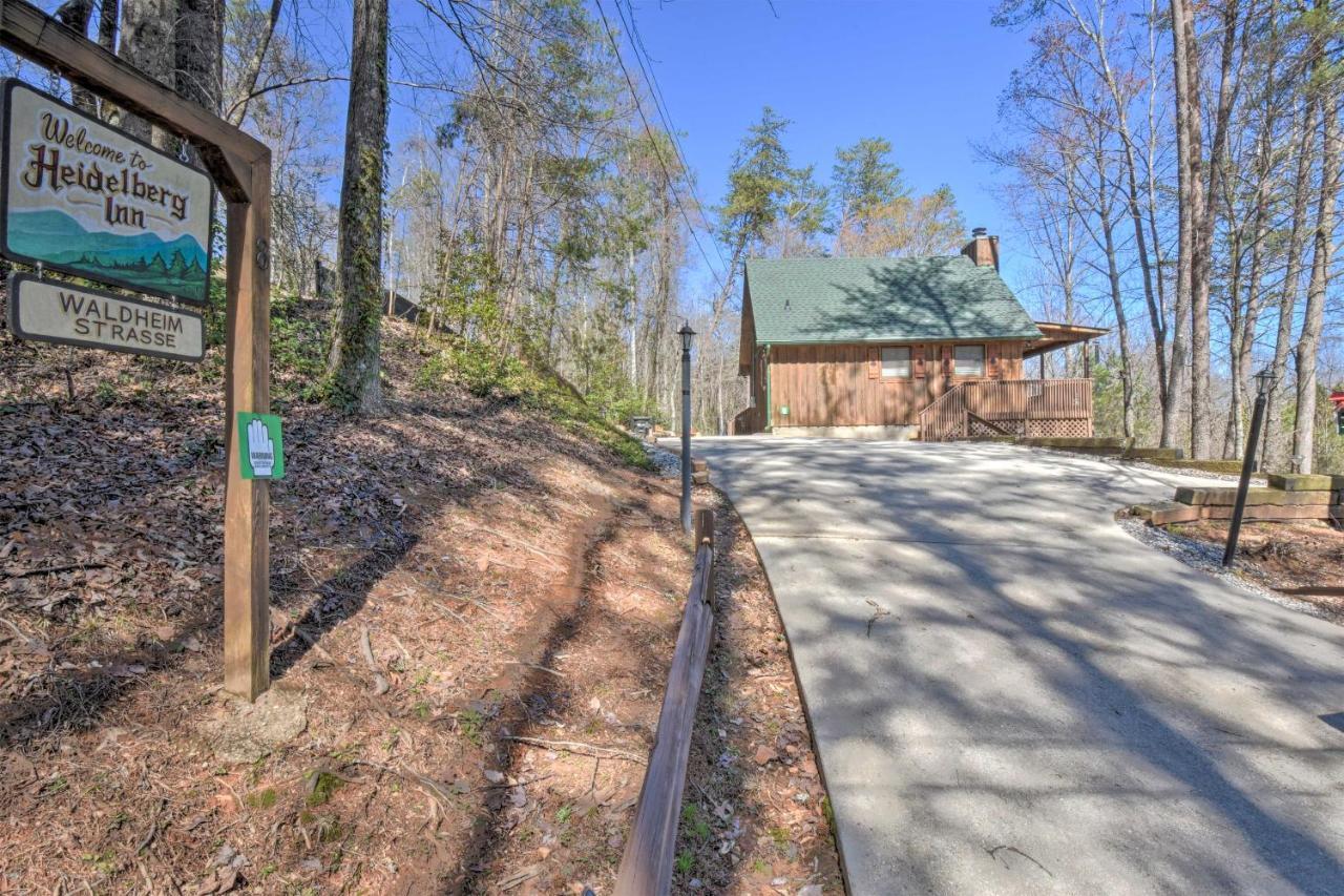 Helen Cabin With Deck And Hot Tub Less Than Half Mi To Main St Exterior photo